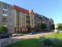 Супермать в Черняховске продолжила бухать после ухода сына со двора