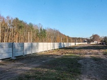 Во Взморье будущие могилы огородили огромным забором из железобетона