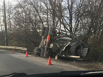 После неудачного сальто бетоновоза, его не могут вытащить из кювета уже сутки (фото)
