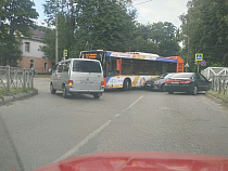 Автобус и легковушка заблокировали перекрёсток Муромской с Аллеей Смелых