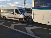 В Калининграде маршрутка врезалась в автобус: пятеро пострадавших