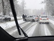 Водители ползущих по-черепашьи машин взмолились об уборке от снега