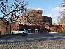 Директор немецкой крепости в Калининграде посмеялся над защитой Лувра