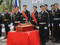 Останки восьми неизвестных советских солдат, погибших при штурме Кёнигсберга, захоронили на улице Киевской