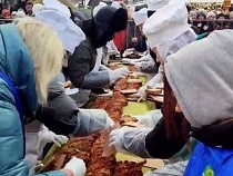 В Зеленоградске держали за забором желающих съесть пирог 