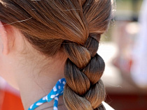 Женщина в порыве ревности дернула соперницу за косу до смещения позвонков