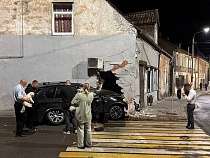 Сомнительная легенда пробила стену дома в Немане