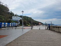 Туристы рванули на оставшийся без охраны променад в Светлогорске 