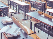 Алиханову пожаловались на нехватку учебников в школах