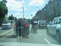 В Калининграде мотоциклист сорвал зеркало у не пропустившего его автомобиля (видео)