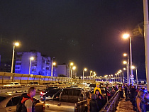 «В три ряда на аварийках»: автомобилисты забили Вторую эстакаду на День города