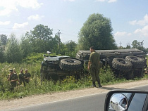 На Гурьевском кольце военный грузовик опрокинулся в кювет (видео)