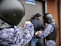 Посетитель пробивался через окно в закрытый медцентр в Калининграде 