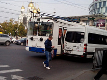 ДТП: в центре Калининграда столкнулись троллейбус и маршрутка