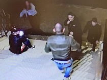 В Калининграде под камерой двое безнаказанно месили людей