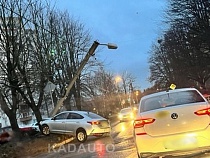 «Машина в столбе»: очевидцы сообщают о погибшем на Судостроительной 