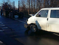 «Фольксваген» не справился с «Уралом» на дороге: пассажир ранен