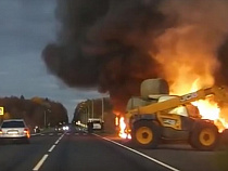 Загорелся трактор, а потом сено: ЧП на трассе Калининград – Советск (видео)