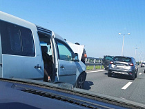 На Приморском кольце образовалась пробка в 1,5 км по направлению к морю