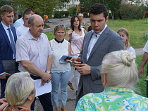 Женщины Балтрайона пожаловались Алиханову на стояк