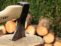 Женщина обвинила жителя Советска в краже и получила топор в спину