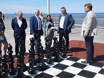 Неизвестные пытались унести шахматное поле с променада в Зеленоградске (видео)