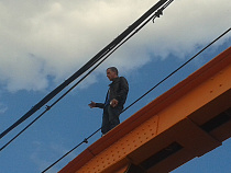 В Калининграде потенциальный самоубийца грозит сброситься с моста,  если власти не выполнят его условия