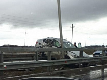 Под Зеленоградском «БМВ» насадило на отбойник как на шампур 