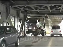 Грузовик с мусором застрял и встал на дыбы на двухъярусном мосту