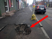 Гигантские ямы на тротуарах на улице Киевской