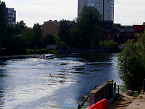 Строители: частные суда продолжают нелегальные проезды под Высоким мостом