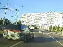 На Шевченко в Калининграде водитель «Субару» чуть не задавил двух пешеходов (видео)