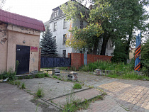 Автомобилисту в Калининграде заплатят за падение военного забора на его машину