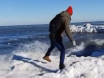 Претендент на премию Дарвина проверил припай в Зеленоградске