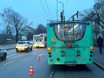 В Калининграде водитель троллейбуса жёстко уложил женщину на пол