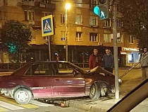 Пьяный на машине протаранил другой автомобиль у ТРЦ “Европа”