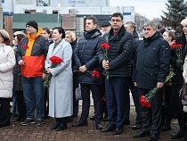 До слёз: Дятлова принесла цветы Калинину