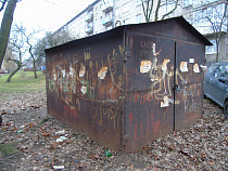 Фотофакт: в Калининград все еще уродуют железные коробки-гаражи
