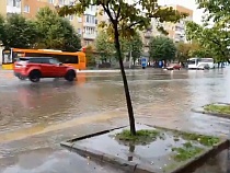 В Калининграде ливень превратил проспект в реку