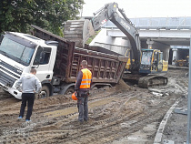 На реконструкции Киевской застрял грузовик (фото)