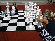 На променаде в Зеленоградске установили гигантские шахматы