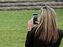 18-летнюю девушку обокрал прохожий, которого она попросила настроить телефон