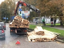 Улицу Карла Маркса в Калининграде завалили досками 