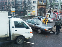 Бабахнуло на весь Ленинский: грузовик врезался в легковушку (фото)