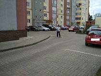 Во дворе дома на Ростовской в Калининграде сбили трехлетнюю девочку