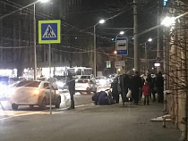 Шевроле сбил женщину, пересекавшую улицу Горького по переходу (фото)