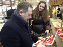 Глава калининградского Минсельхоза выехал на Центральный рынок Калининграда, где бастуют продавцы мяса