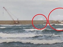 В Пионерском волны захлёстывают стройку порта