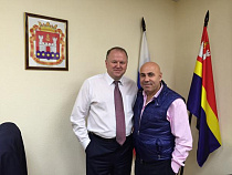 Калининградский губернатор и известный продюсер обсудили торжественную церемонию открытия Театра эстрады в Светлогорске