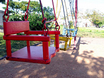 Сломанные лавки, торчащая возле качелей арматура: как выглядят детские игровые площадки региона